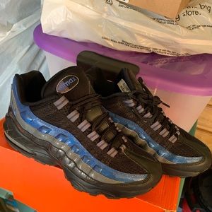 Air max 95 size 6Y.